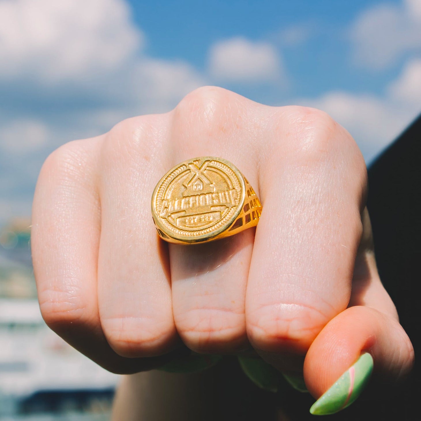 Lot 102 - A George V gold half sovereign ring